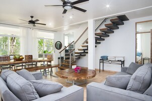 高级联排别墅 | 起居区 | 32-英寸电视（配备有线频道）