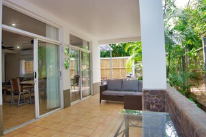 高级联排别墅 | 起居区 | 32-英寸电视（配备有线频道）