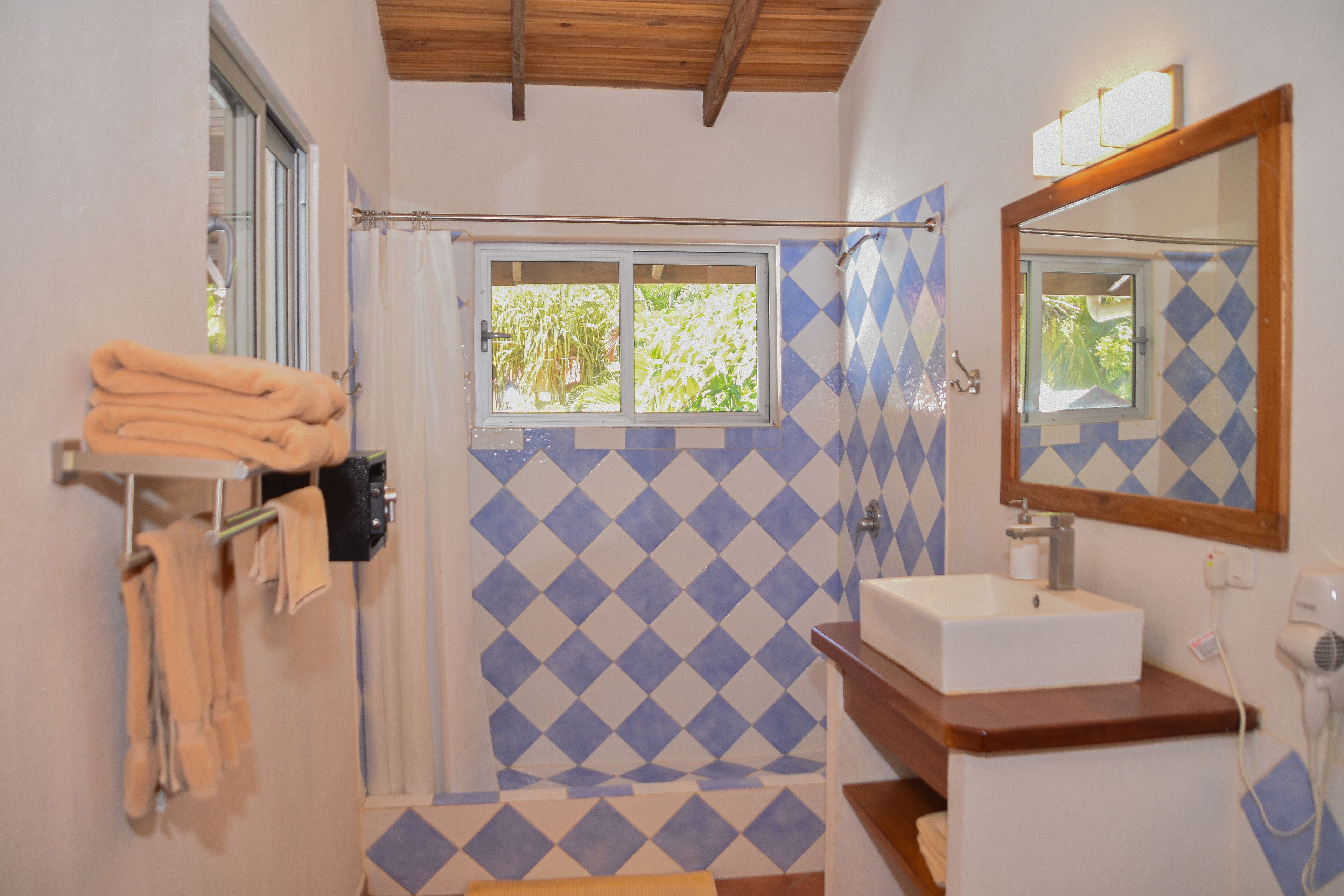 bungalow cuadruple | egyptian cotton sheets, pillow-top beds, in-room safe, desk