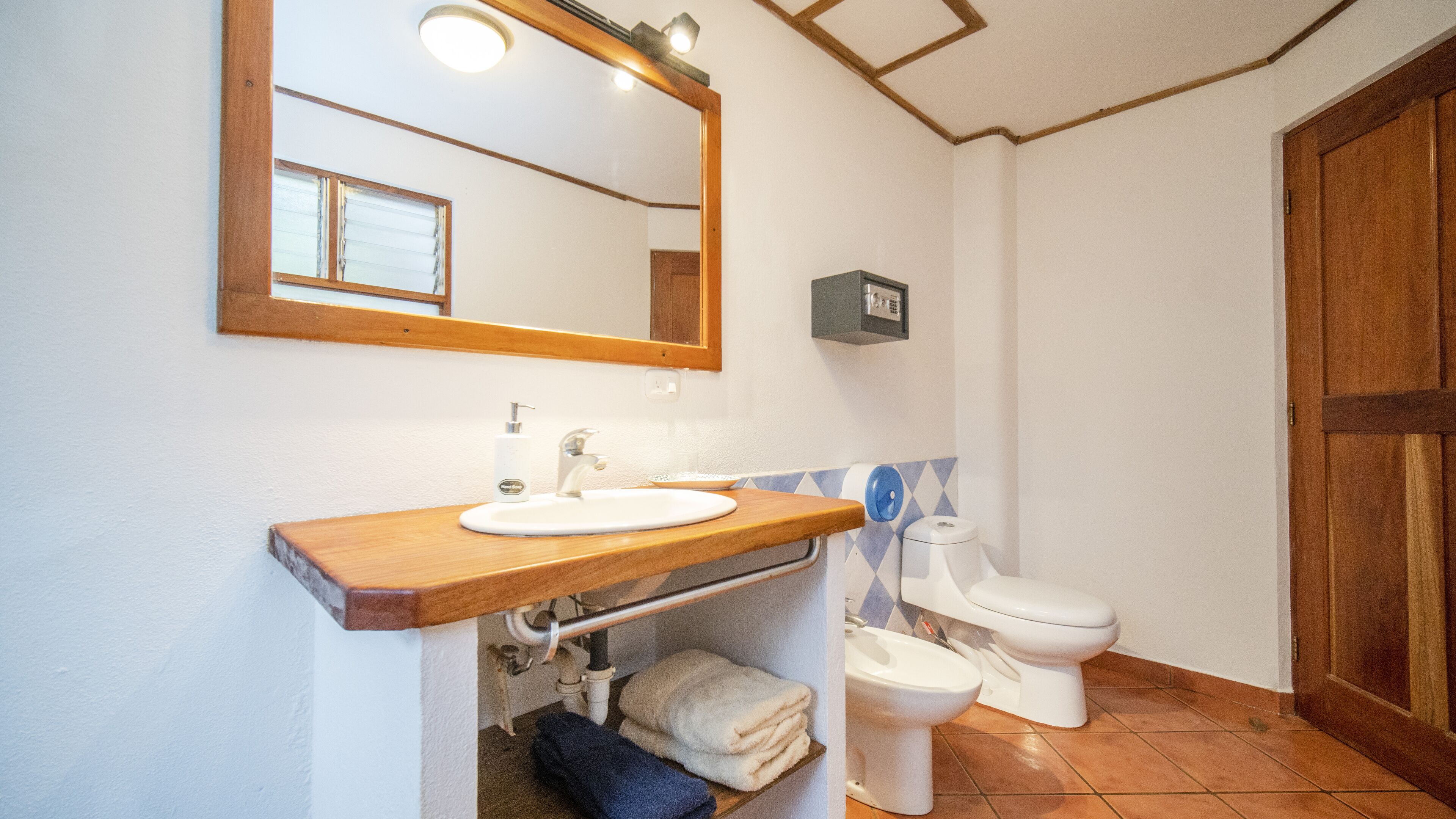 standard double room | bathroom | shower, free toiletries, hair dryer, towels