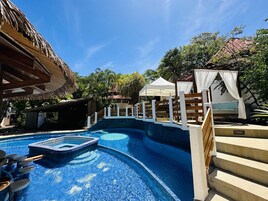 室外游泳池，09:00 至 22:00 开放，日光浴躺椅