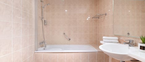 Un baño moderno con bañera, lavabo y ducha.