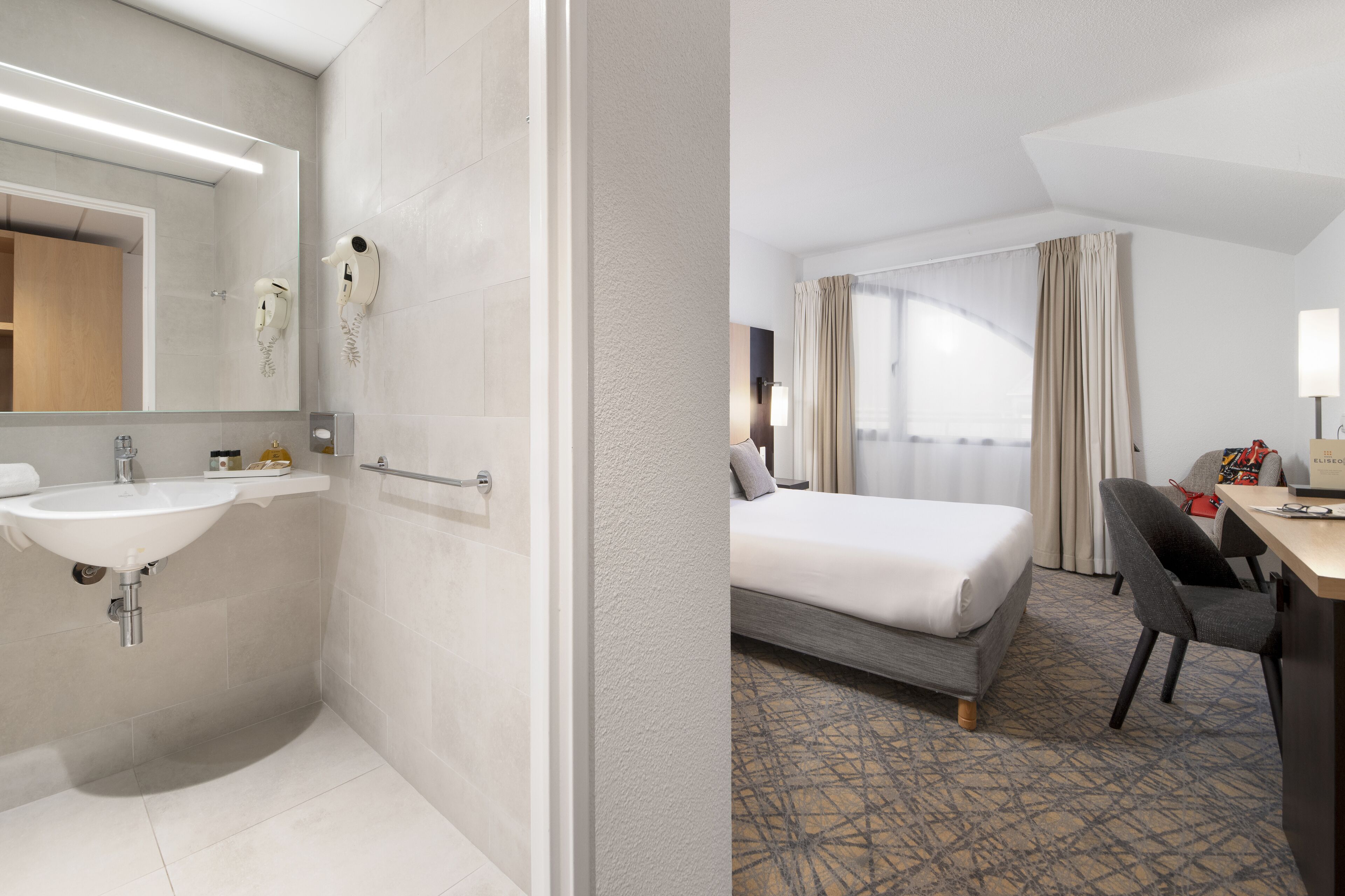 double room, 1 queen bed | in-room safe, desk, soundproofing, free cots/infant beds