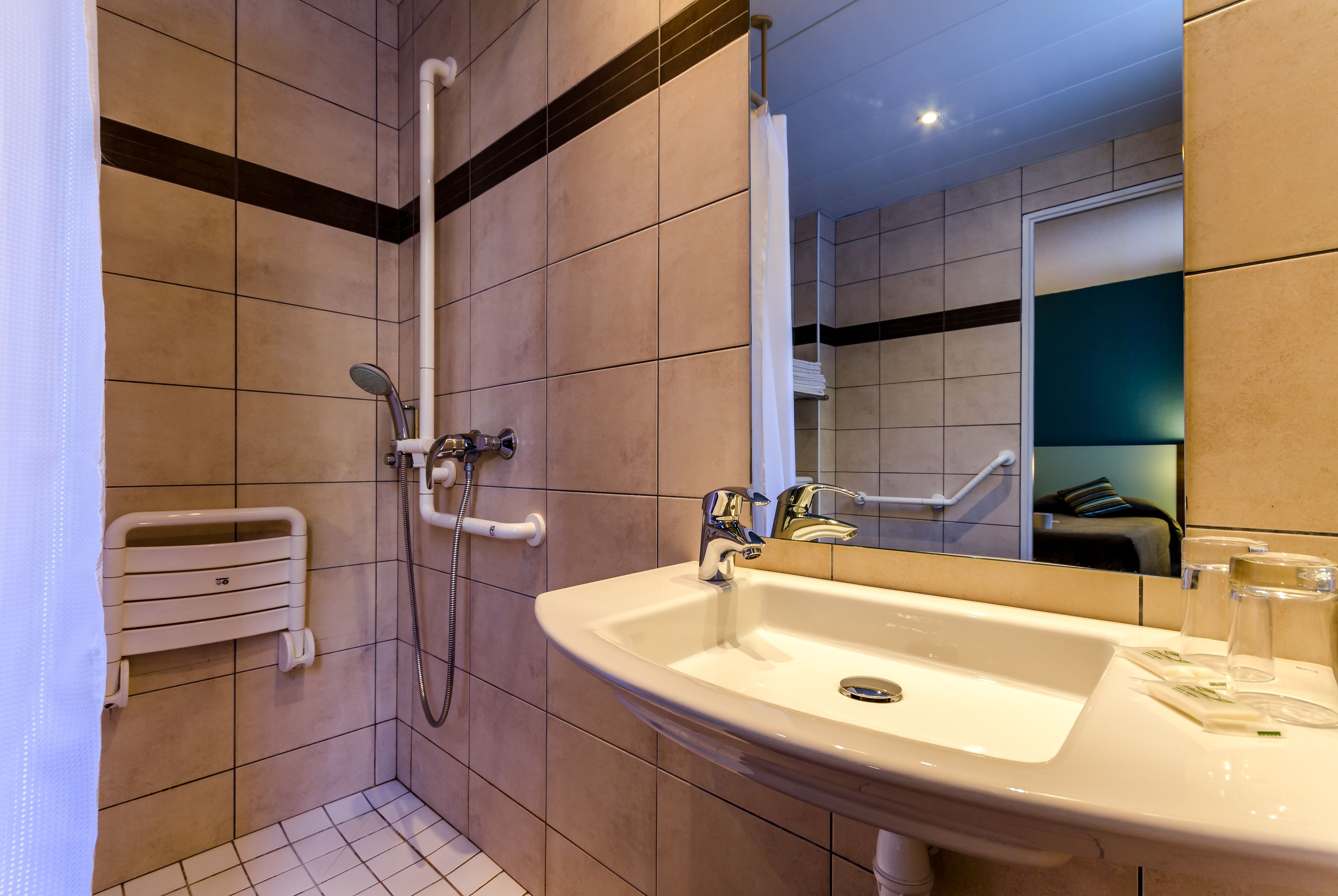 Chuveiro com efeito de chuva, secador de cabelo, bidê, toalhas de banho