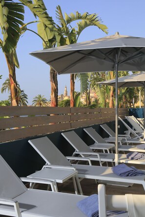 Outdoor pool, pool umbrellas, sun loungers - Hotel Napoleon (Menton)