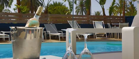 Piscine extérieure, parasols de plage, chaises longues