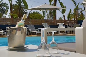 Outdoor pool, pool umbrellas, sun loungers