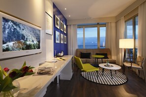 Junior Suite, 1 King Bed, Balcony, Sea View | Living area