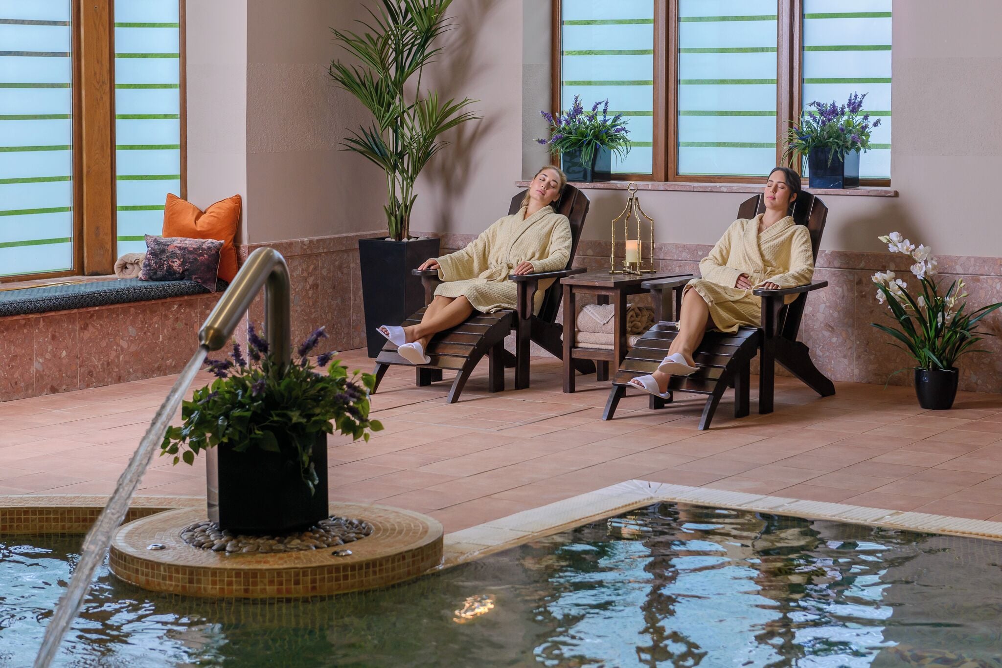 Indoor pool, sun loungers