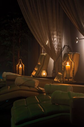 Couples treatment rooms, body treatments, hot stone massages