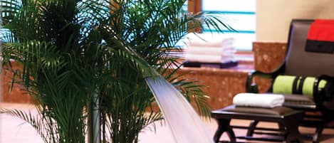 Indoor pool, sun loungers