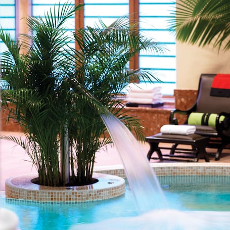 Una piscina techada, sillones reclinables de piscina