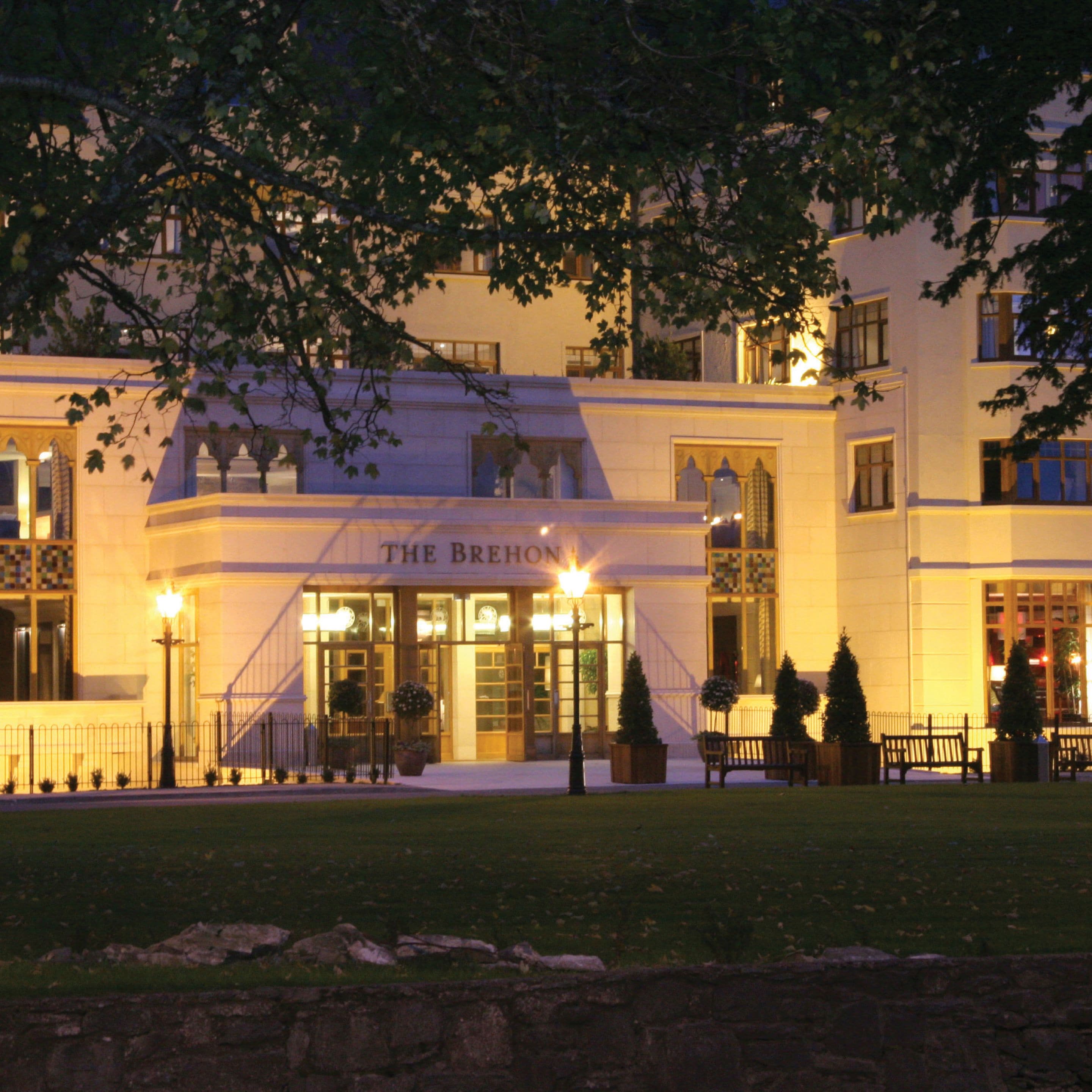 Bagian depan properti - sore/malam