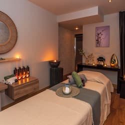 Couples treatment rooms, body treatments, hot stone massages