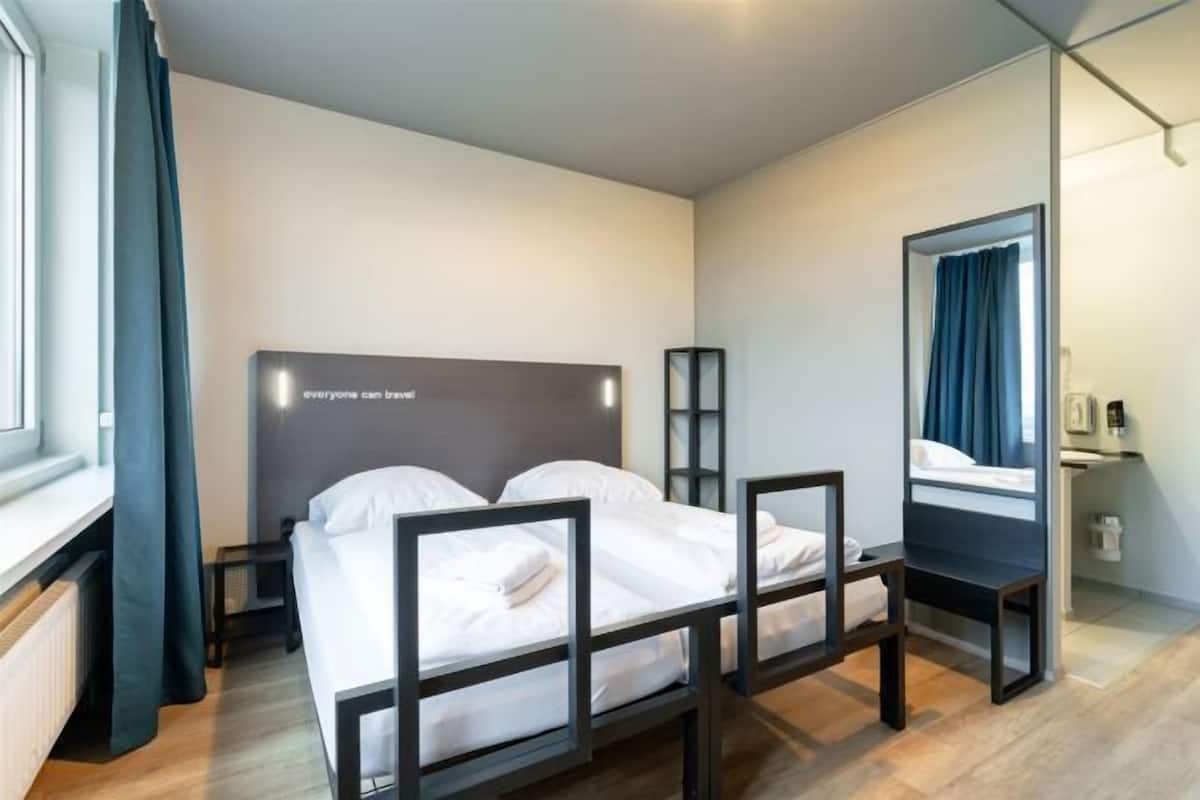 Desk, free WiFi, bed sheets