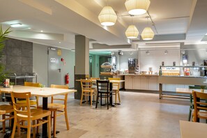 Se ofrece un desayuno bufé (12.50 EUR por persona)