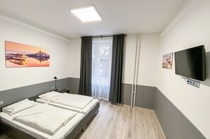 Dobbeltrom – comfort | Safe på rommet, blendingsgardiner og wi-fi (inkludert)