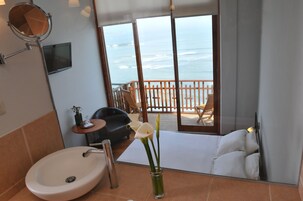 Deluxe Room, 1 Queen Bed, Balcony, Sea View (Mirador 2) | Egyptian cotton sheets, premium bedding, down comforters, pillowtop beds