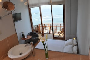 Kamar Deluks, 1 Tempat Tidur Queen, balkon, pemandangan laut (Mirador 2) | Seprai katun Mesir, seprai premium, dan selimut bulu angsa