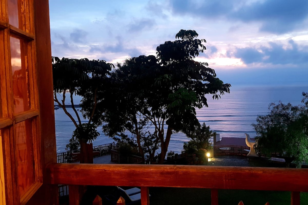Un balcó amb vista al mar i un temple.