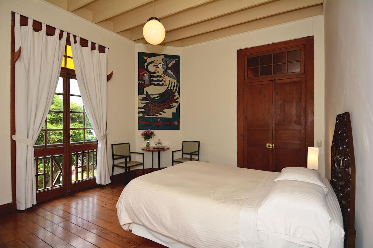 Habitació Deluxe, 1 llit de matrimoni, vistes al mar (Room N-2) | Llençols de cotó egipci, roba de llit d'alta qualitat i cobrellits 