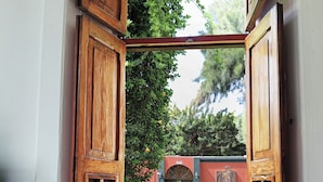 Marco de puerta de madera con una estatua de toro al fondo.