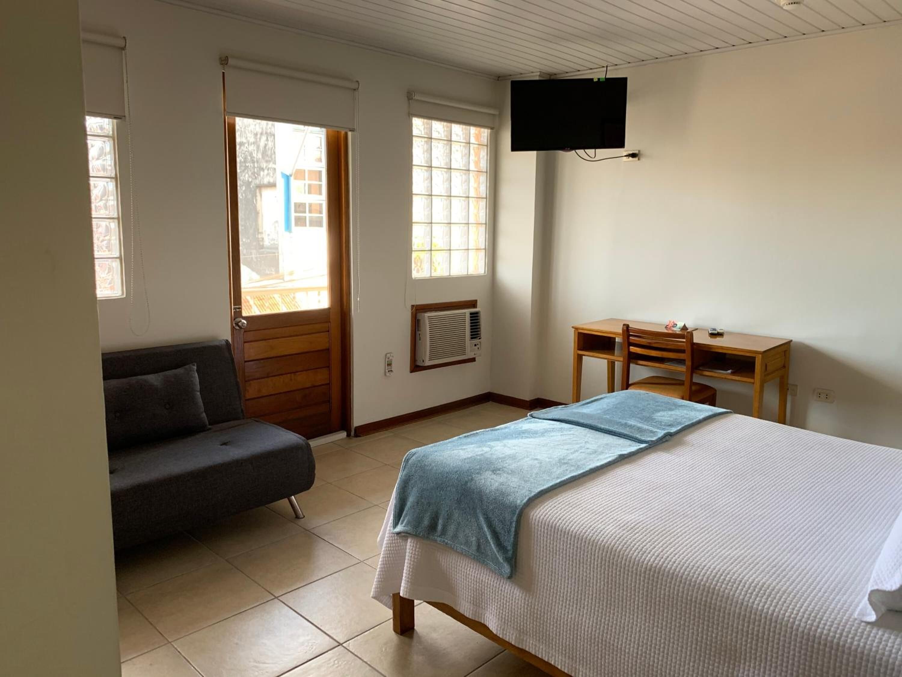 Minibar, caja de seguridad en la habitación y escritorio 