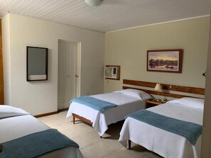 Minibar, in-room safe, desk, blackout drapes - Hotel Acosta (Iquitos)