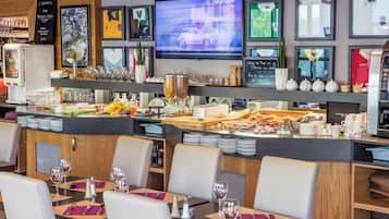 Se ofrece un desayuno bufé todos los días (por un coste adicional)