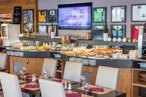 Daily buffet breakfast for a fee - Hôtel Loreak (Bayonne)