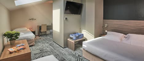 Chambre quadruple | Literie de qualité, bureau, espace de travail pour ordinateurs portables