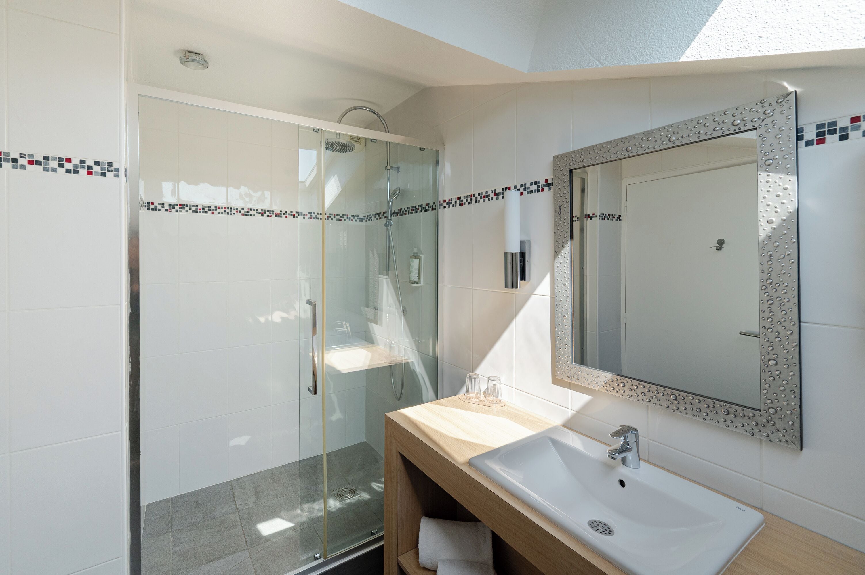 Dusche, kostenlose Toilettenartikel, Haartrockner, Handtücher