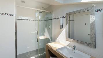 Dusche, kostenlose Toilettenartikel, Haartrockner, Handtücher