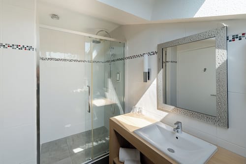 Dusche, kostenlose Toilettenartikel, Haartrockner, Handtücher