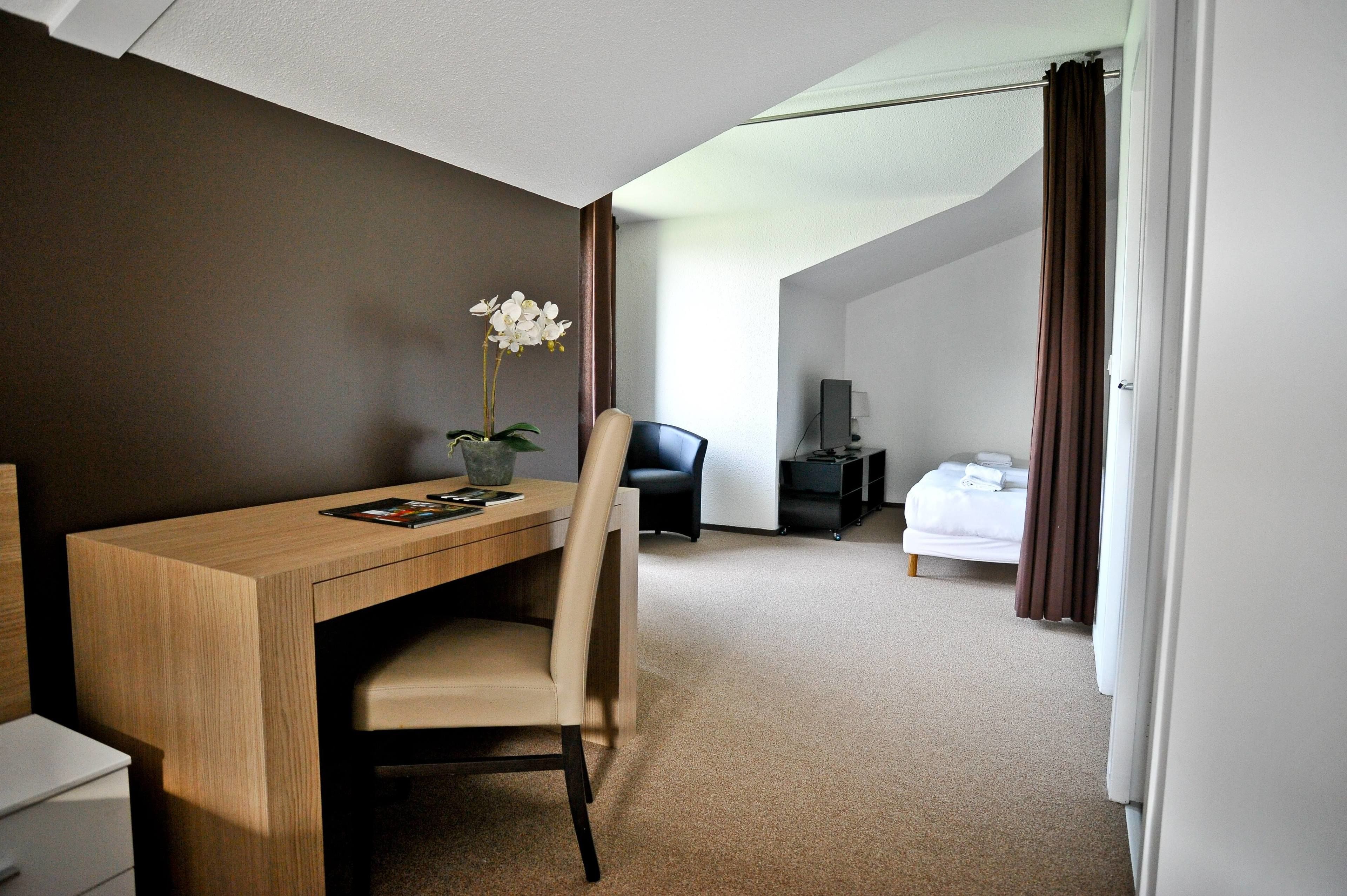 1 bedroom, premium bedding, desk, laptop workspace