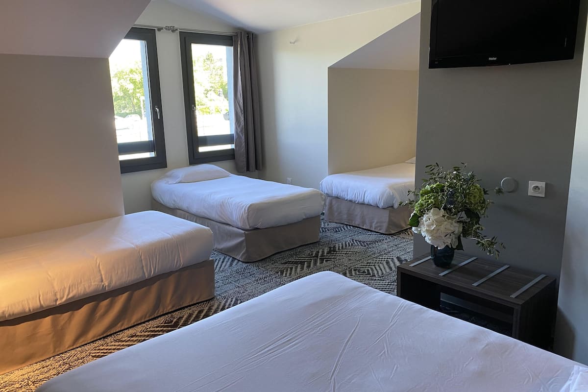 family room | 1 bedroom, premium bedding, desk, laptop workspace