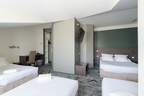 Family Room | Premium bedding, desk, laptop workspace, blackout drapes - Hôtel Loreak (Bayonne)