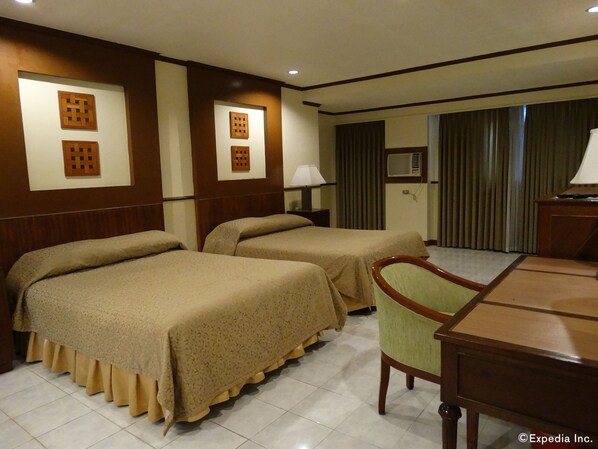 Minibaari, tallelokero huoneessa, työpöytä, lisävuoteet