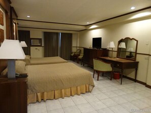 Minibar, in-room safe, desk, rollaway beds - The Garden Plaza Hotel & Suites (Manila)
