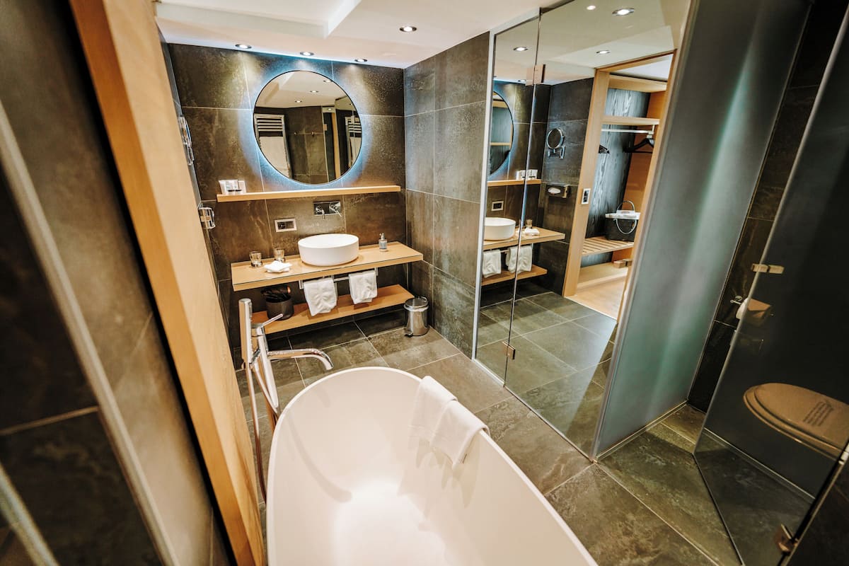 Junior Suite | Bilik Mandi | Kelengkapan dandanan diri percuma, pengering rambut, jubah mandi