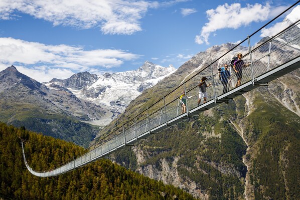 A suspension bridge with a mountainous backdrop. - Hotel Eden Wellness (Zermatt)