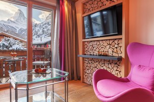 Habitación Deluxe doble, vistas a la montaña | Zona de estar | Una televisión de pantalla plana