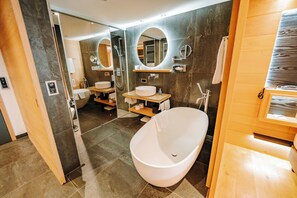 Deluxe-dobbeltværelse - bjergudsigt | Badeværelse | Gratis toiletartikler, hårtørrer, badekåber, hjemmesko