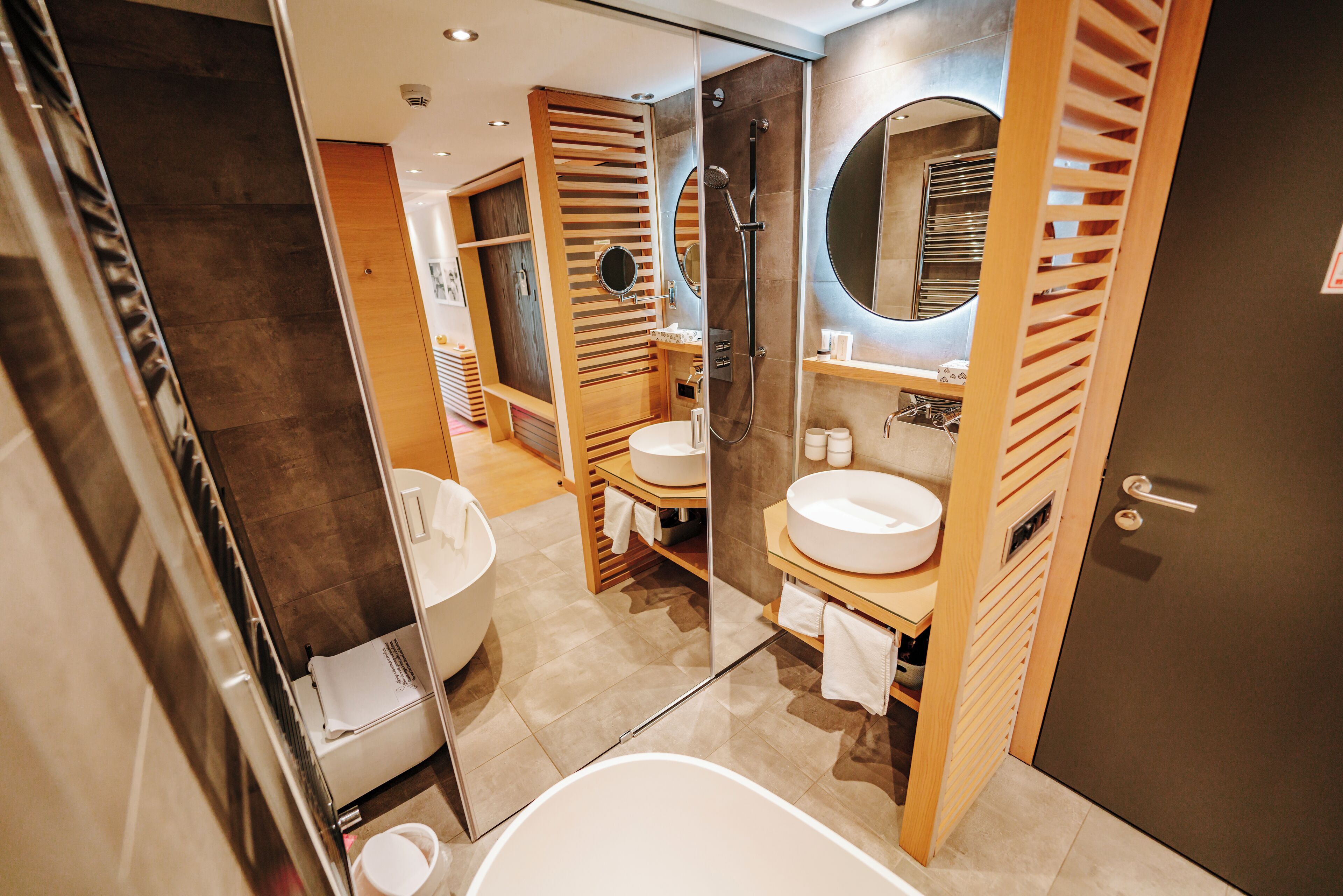 deluxe single room, mountain view | bathroom | free toiletries, hair dryer, bathrobes, slippers