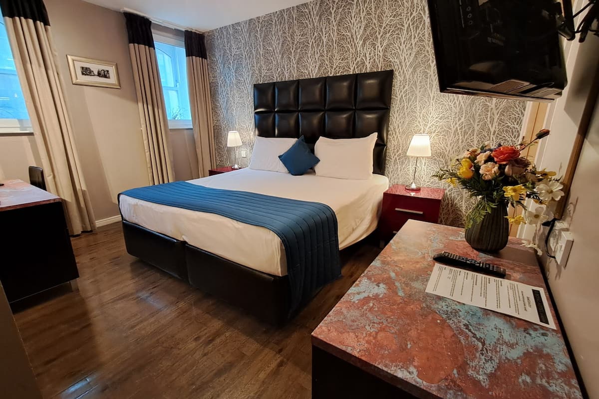 standard double room | 1 bedroom, hypo-allergenic bedding, in-room safe, desk