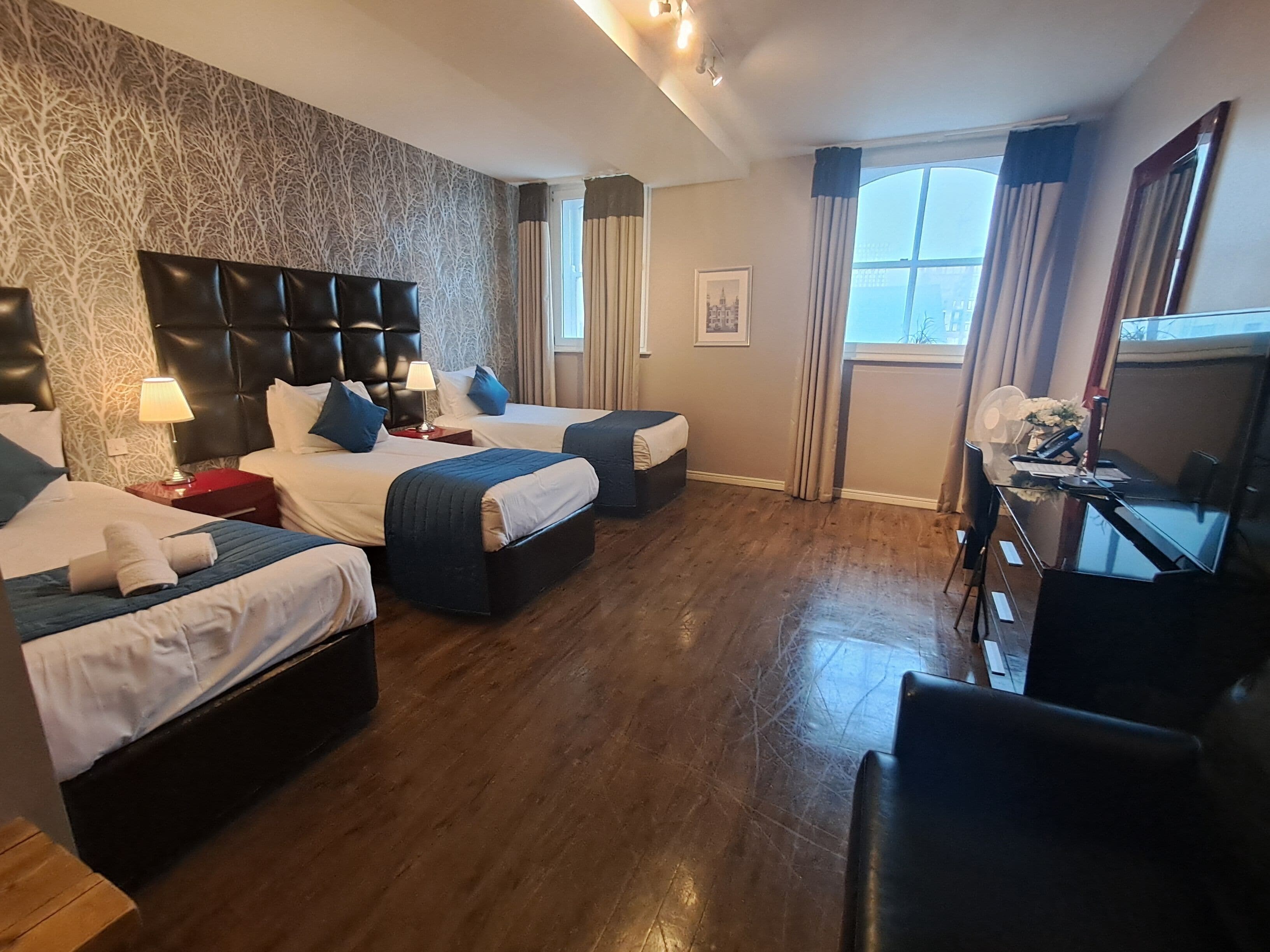 Hypo-allergenic bedding, in-room safe, desk, blackout curtains