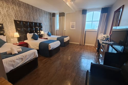 Hypo-allergenic bedding, in-room safe, desk, blackout curtains