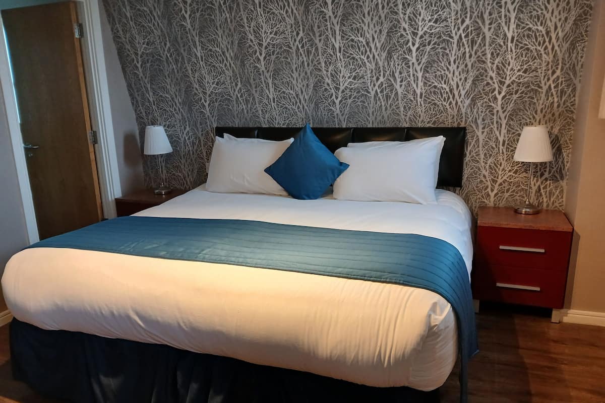 Peralatan tempat tidur hipoalergenik, peti besi dalam bilik, meja 