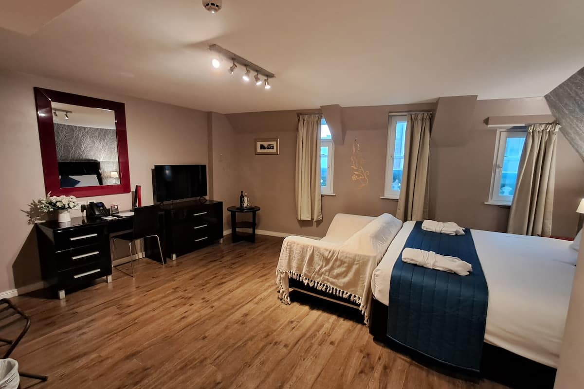 superior double room | 1 bedroom, hypo-allergenic bedding, in-room safe, desk