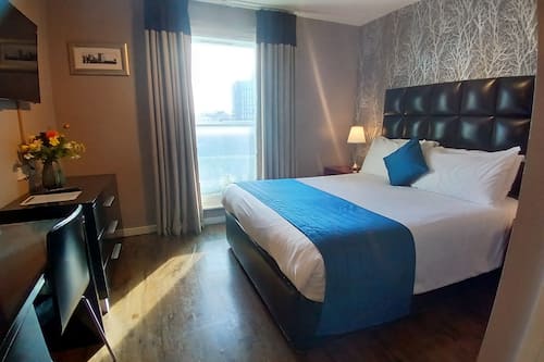 Hypo-allergenic bedding, in-room safe, desk, blackout curtains